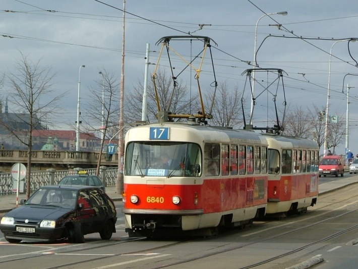 Souprava vozů T3 ev.č.6840+6910 vypravená na linku 17 opustila zastávku Palackého náměstí a podél poškozeného automobilu, který nedal přednost v jízdě tramvaji při odbočování vlevo, míří na Výtoň. | 15.3.2004