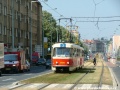 Zastávku Nové Strašnice právě opustila souprava vozů T3 ev.č.6858+6859 vypravená na odkloněnou linku 3. | 30.7.2004