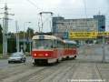 Souprava vozů T3 ev.č.6864+6879 vypravená na linku 4 právě opouští křižovatku Starý Hloubětín a míří k zastávce Kbelská. | 26.7.2004
