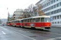 Prostor mezi křižovatkami ulic Za Ženskými domovy a Ostrovského, kde byly umístěny zastávky Ženské domovy, vycházel tak akorát na dvě soupravy. Přímo u světelné signalizace s Ostrovského ulicí vyčkává sólo vůz T3R.P #8213 vypravený na linku 7, následovaný soupravou vozů T3 #6871+#6890 na lince 10. | 19.11.2005