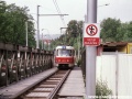Splítkovým úsekem na mostní konstrukci nad stavbou metra IV.C1 projíždí k zastávce Nad Trojou souprava vozů T3 #6878+6876 vypravená na linku 5. | 18.5.2002