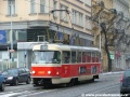 Vůz T3 ev.č.6882 vypravený na linku 11 vyčkává ve Vinohradské ulici na signál volno, aby mohl odbočit k zastávce Muzeum do Škrétovy ulice. | 5.2.2006