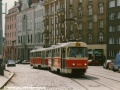 Souprava vozů T3 ev.č.6886+6887 vypravená na linku X-A, nahrazující v povodňovém roce 2002 zatopené metro, projíždí obloukem od Vršovického náměstí k Ruské | 7.9.2002
