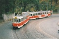 Souprava vozů T3 ev.č.6886+6887 vypravená na linku X-A klesá Chotkovou ulicí v místě oblouku u Jeleního příkopu. | 14.10.2002