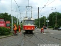 Vůz T3 ev.č.6894 vypravený na linku 25 vyčkával u křižovatky dolní Palmovka na uvolnění výhybek pracovníky Elektroline | 26.5.2006