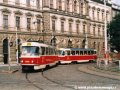 Souprava vozů T3 ev.č.6898+6905 vypravená na linku X-A, nahrazující linku metra A odbočuje na Karlově náměstí k zastávce Štěpánská | 7.9.2002