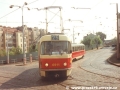 Souprava vozů T3 ev.č.6911+6910 vypravená na linku 25 odbočuje k Výstavišti. | 8.6.1996
