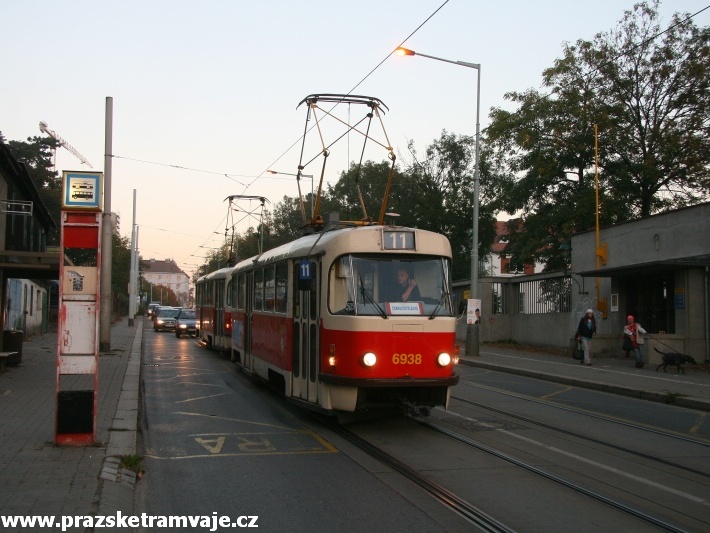 Souprava vozů T3 ev.č.6938+6863 vypravená na linku 11 stanicuje v zastávce Plynárna Michle. | 13.10.2010