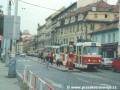 Souprava vozů T3 #6943+6940 vypravená na linku 6 stanicuje v zastávce Újezd od Malostranského náměstí | 22.7.1998