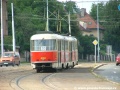 Souprava vozů T3 ev.č.6951+6509 vypravená na náhradní linku 30 opustila zastávku Hlušičkova a stoupá do středu sídliště. | 9.8.2006