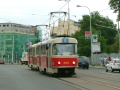 Od smyčky Vysočanská míří k zastávce Nádraží Vysočany souprava vozů T3 ev.č.6953+6954 vypravená na linku 8. | 26.7.2004
