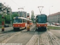 Ve výstupní zastávce smyčky Kotlářka se potkávají soupravy vozů T3 ev.č.6953+6954 vypravená na linku 23 a T6A5 ev.č.8711+8712 vypravená na linku 4. | 3.5.2002