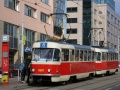 V zastávce Nádraží Vysočany stanicuje souprava vozů T3 ev.č.6957+6965 vypravená na linku 8. | 14.9.2004