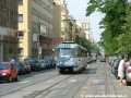 Souprava vozů T3 ev.č.6962+6509 vypravená na výlukovou linku 30 míří Korunní ulicí od zastávky Perunova na Orionku. | 24.7.2006