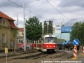 Souprava vozů T3 ev.č.6977+6955 vypravená na linku 10 projíždí opravovaným obloukem z Jičínské do Korunní ulice k zastávce Orionka. | 6.6.2005