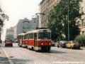 Souprava vozů T3SU ev.č.7009+T3 ev.č.6646 na lince 26 zastavila u bezpečnostního zastavovacího místa v Jičínské ulici | 24.8.2002