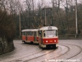 Od křižovatky Chotkovy sady klesá k zastávce Malostranská souprava vozů T3SU ev.č.7010+7016 vypravená na linku 22. | 27.12.2002