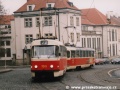 Od zastávky Malostranská stoupá souprava vozů T3SU ev.č.7011+T3 ev.č.6664 vypravená na linku 22. | 27.12.2002