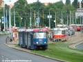 Zatímco souprava vozů T3SU ev.č.7019+T3 ev.č.6859 vypravená na linku 26 právě opustila pravou staniční kolej zastávky Hradčanská, na levé stanicuje vůz T3M ev.č.8018 vypravený na linku 15 | 29.5.2006