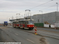 Souprava vozů T3SUCS ev.č.7021+7037 vypravená na linku 22 uhání Bělohorskou ulicí k zastávce Malý Břevnov s pozadím vznikajícího obchodního centra na Vypichu. | 27.2.2009
