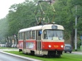 Od zastávky tehdy zvané U Svobodárny k zastávce Poliklinika Vysočany míří za hustého deště vůz T3SUSC ev.č.7026 vypravený na linku 5. | 30.8.2006