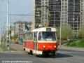Vůz T3SUCS ev.č.7033 vypravený na linku 7 překonává světelně řízenou křižovatku u Slavie. | 1.5.2004