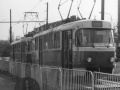 Souprava vozů T3SUCS ev.č.7040+7041 vypravená na linku 31 manipuluje na kusé koleji dočasného vratného trojúhelníku v Jateční ulici. | léto 1984