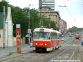 Souprava vozů T3SUCS ev.č.7042+T3 ev.č.6716 vypravená na linku 26 stanicuje v zastávce Vinohradské hřbitovy | 25.7.2005