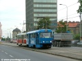 K zastávce Olšanské hřbitovy se po Vinohradské ulici blíží souprava vozů T3SUCS ev.č.7044+7065 vypravená na linku 26. | 18.6.2004