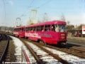 Souprava vozů T3SUCS ev.č.7045+7044 vypravená na linku 26 opustila zastávku Hradčanská a otevřeným svrškem uhání na Prašný most | březen 1995