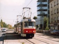 Souprava vozů T3SUCS ev.č.7060+7061 vypravená na linku 7 míří na zvýšeném tělese ve středu ulice V Olšinách ke křižovatce Průběžná. | 25.9.2003