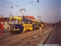Souprava vozů T3SUCS ev.č.7068+7069 vypravená na linku 22 odbavuje cestující v zastávce Vypich. | zima 1995