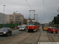 Souprava vozů T3SUCS ev.č.7088+T3SU ev.č.7020 vypravená na linku 22 míří po Bělohorské ulici k Vypichu. Rekonstrukce tramvajové trati je na spadnutí a z důvodu překopů vozovek je automobilová doprava v části úseků sváděna na tramvajovou trať. | 27.2.2009
