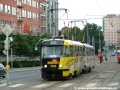 Souprava vozů T3SUCS ev.č.7092+7107 vypravená na linku 26 projíždí světelně řízenou křižovatkou před zastávkou Krematorium Strašnice | 25.7.2005
