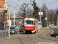 Vůz T3SUCS ev.č.7108 vypravený na linku 25 přijíždí k výhybce větvící traťovou kolej do dvou zastávek Hradčanská z centra, barva zámkové dlažby nám dávno změnila svou žluť... | 25.3.2007