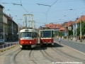 Souprava vozů T3SUCS ev.č.7110+7111 vypravená na linku 26 se na konci tramvajové tratě v ulici V Olšinách míjí s vozem KT8D5 ev.č.9021 vypraveným na odkloněnou linku 3. | 30.7.2007