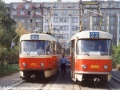 Dvě soupravy „dvaadvacítek“ obsazené soupravou vozů T3SUCS ev.č.7112+7113 a vlakem vedeným vozem T3 ev.č.6668 manipulují ve smyčce Olšanské hřbitovy. | 30.9.1998