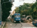 Souprava vozů T3SUCS ev.č.7126+7127 vypravená na linku 25 projíždí po správné koleji staveništěm u zastávky Osadní (dnes Ortenovo náměstí) | 5.8.2002