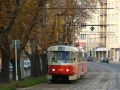 Souprava vozů T3SUCS ev.č.7158+7159 vypravená na linku 22 míří pod kaštany k zastávce Drinopol. | 24.10.2004