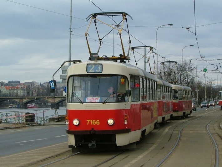 Souprava vozů T3SUCS ev.č.7166+7167 stažená pro technickou závadu z linky 23 vjíždí do zastávky Výtoň. | 15.3.2004