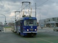 Přes světelně řízenou křižovatku mezi protisměrnými zastávkami Sazka aréna projíždí souprava vozů T3SUCS ev.č.7176+7177 vypravená na linku 1. | 27.3.2004