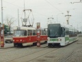 Setkání dvou tramvajových generací - T3SUCS ev.č.7217+T3 ev.č.6619 na lince 9 u nástupiště vnější koleje a RT6N1 ev.č.9103 na lince 7 u nástupiště koleje vnitřní. | 7.5.1999