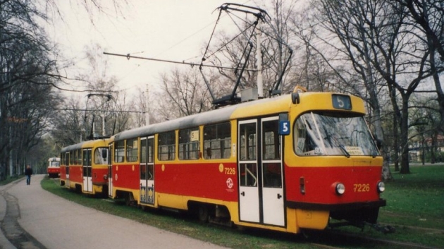 Souprava vozů T3SUCS-DVC ev.č.7226+7227 vypravená na linku 5 ve smyčce Výstaviště, boční výrazné informace pro cestující o tlačítkové předvolbě jsou již odstraněny, loga České pojišťovny ještě na středních dveřích zůstávají, na hrazdě zpětného zrcátka je doplněné malé pomocné, protože řidič při otevření výklopných dveří neměl příliš dobrou kontrolu nad pohybem cestujících. | 11.4.2001