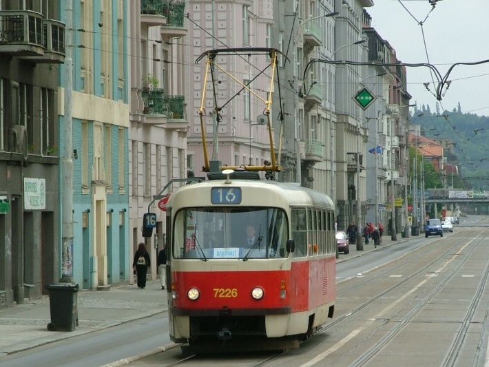 Vůz T3SUCS ev.č.7226 vypravený na linku 16 míří po Rašínově nábřeží k zastávce Palackého náměstí. | 15.5.2004
