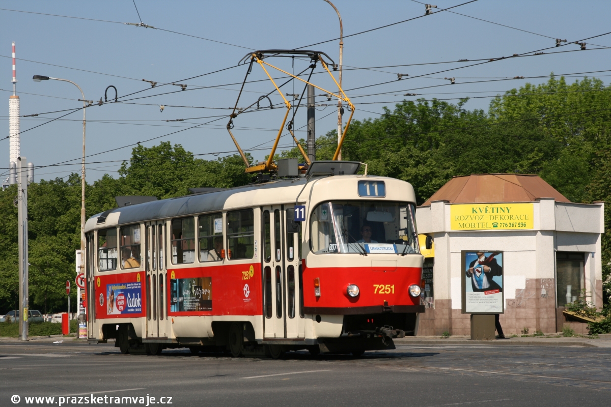 Vůz T3SUCS #7251 s úpravou na poptávkové otevírání dveří cestujícími projíždí na lince 11 křižovatkou Strojimport. | 19. 5. 2007