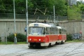 Souprava vozů T3SUCS ev.č.7256+7204 vypravená na náhradní linku 30 projíždí křižovatkou horní Palmovka. | 23.6.2004
