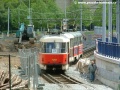 Souprava vozů T3SUCS ev.č.7257+7258 vypravená na linku 23 stoupá oblouky splítky Bulhar od Hlavního nádraží. | 16.5.2004