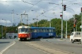 Souprava vozů T3SUCS #7257+#7279 vypravená na linku 39 odbočuje k zastávkám Želivského u metra. | 9. 9. 2004
