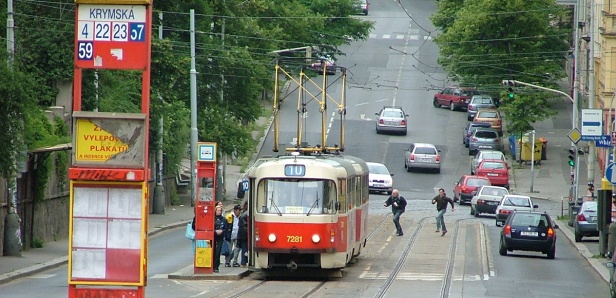 Souprava vozů T3SUCS #7280+#7281 na lince 10 stanicuje v zastávce Ruská ve směru do centra v její původní poloze. Snímek pořízený ze zastávky Krymská dokazuje značné klesání, jemuž jsou tramvaje v tomto úseky vystavené a zároveň protistoupání, jehož využívala bezpečnostní kolej. | 11.6.2005