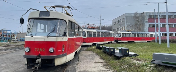 Trojice vozů T3SUCS #7282, #7191 a #7144 připravené na odvoz do ukrajinského Charkova, kam byly, společně s dalšími čtyřmi vozy tohoto typu, darovány. | 1.12.2022